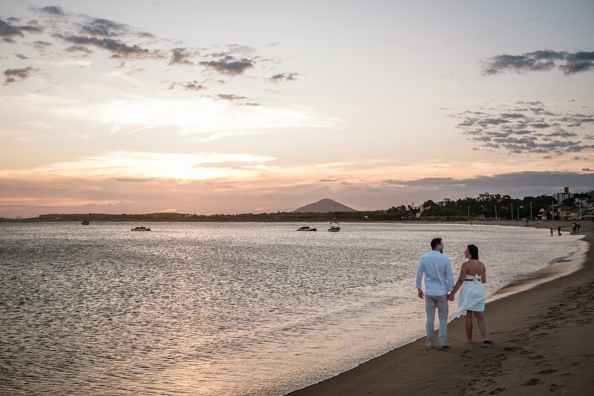 Pré-wedding na praia com fotógrafo de casamentos no Espírito Santo.