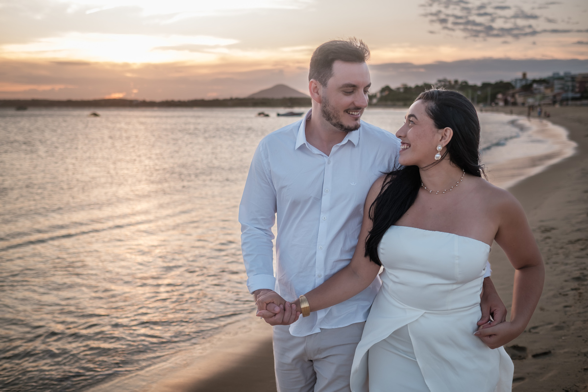 Sessão pré-wedding na praia de Guarapari com fotógrafo especializado.