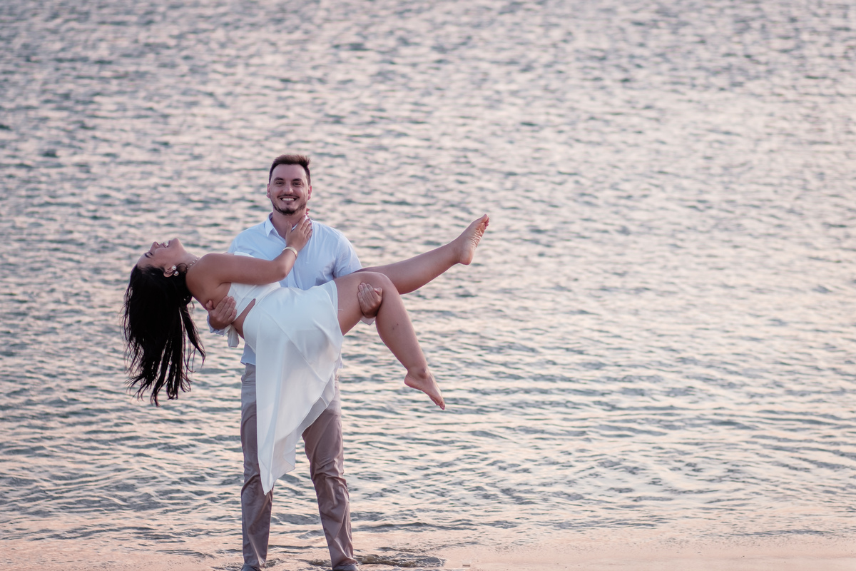 Fotografia de casamento na praia em Guarapari com ensaio pré-wedding.