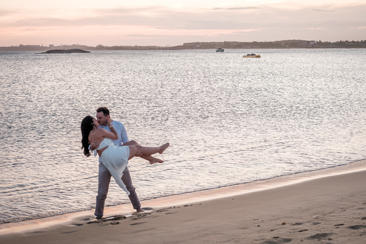 Fotos na praia de Guarapari com fotógrafo de casamento especializado.