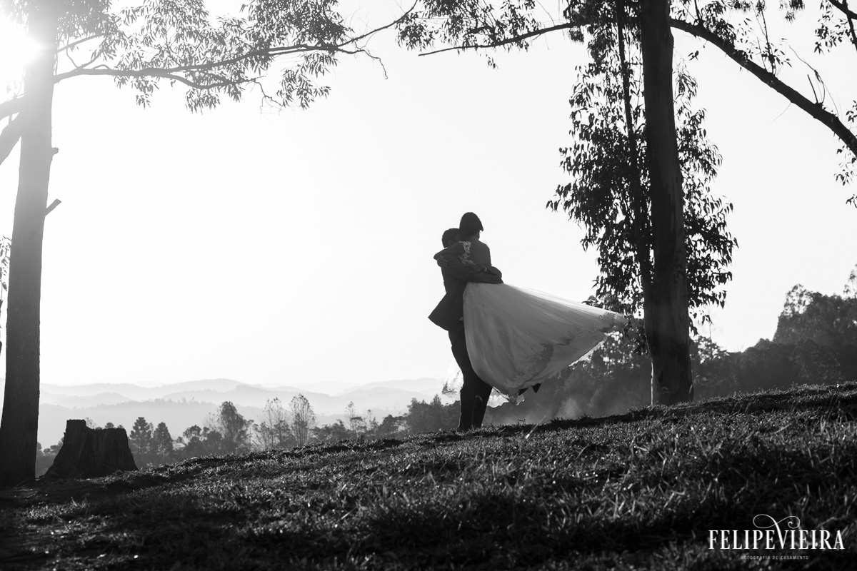 noivo girando a noiva abraçados em pedra azul foto felipe vieira fotografo de casamentos guarapari