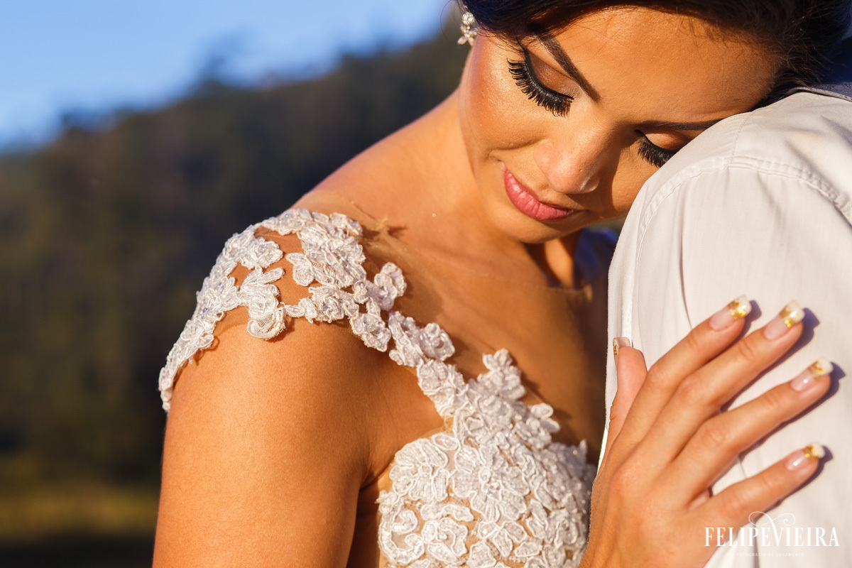 noiva apoiada com a cabeça no ombro de seu noivo foto felipe vieira fotografo de casamentos guarapari