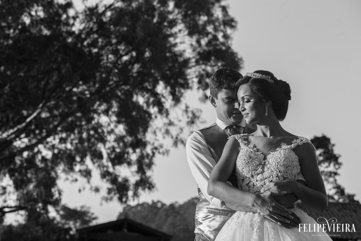 noivos abraçados e sorrindo em foto preto e branco foto felipe vieira fotografo de casamentos guarapari