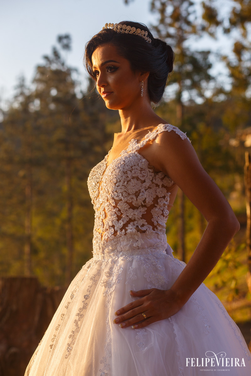 foto da noiva com detalhes do vestido foto felipe vieira fotografo de casamentos guarapari
