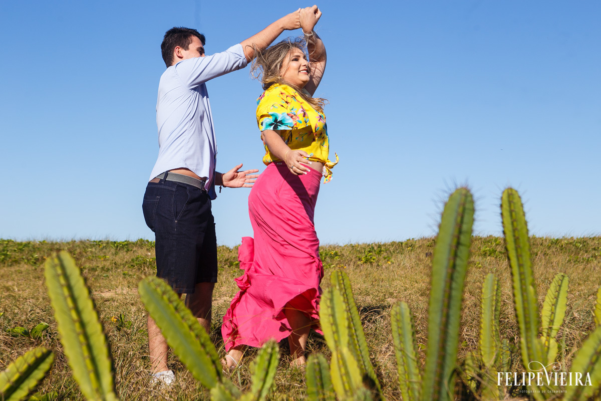 Foto do ensaio pré casamento feito na praia pelo fotógrafo de casamento em Guarapari Felipe Vieira fotografo em Guarapari