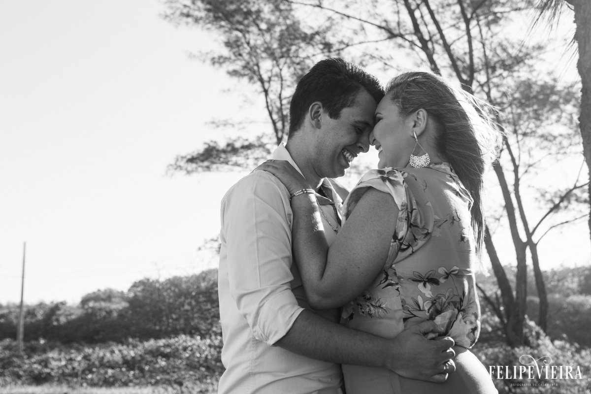 Foto do ensaio pré wedding na praia com árvores ao fundo feito pelo fotógrafo de casamento em Guarapari Felipe Vieira