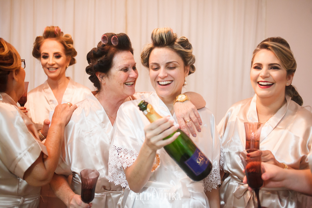 mão da noiva abraçando a noiva no dia do casamento em Guarapari Espírito Santo