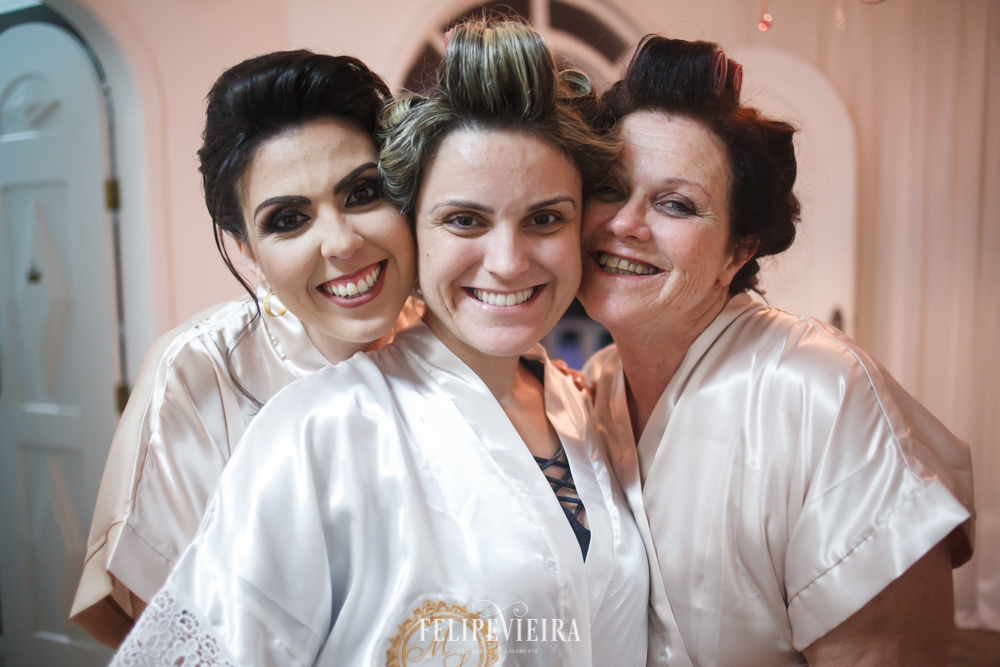 retrato do noiva com a irmão da noiva e a mão da noiva no dia do casamento em Guarapari