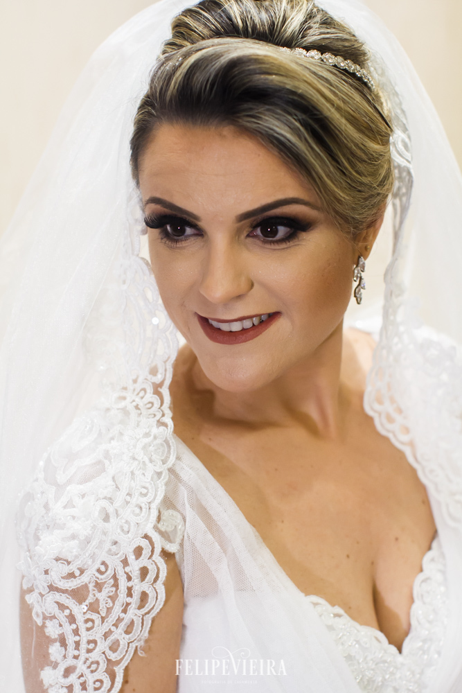 maquiagem de noiva durante sessão de fotos de noiva no dia do casamento em Guarapari