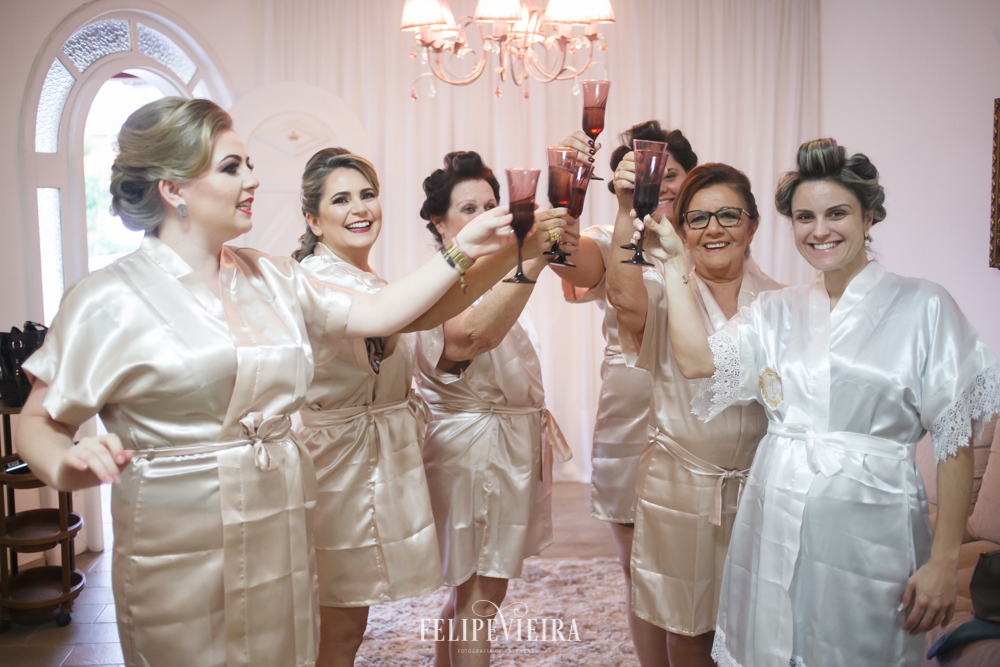 madrinhas com a noiva no dia do casamento no making of da noiva no salão para noivas em Guarapari