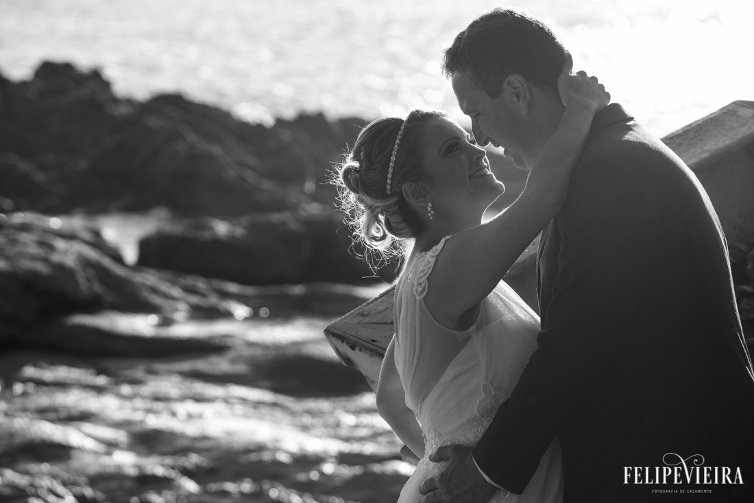 noivos em frente à pedras abraçados em foto em preto e branco foto feita por felipe vieira fotografo de casamentos em guarapari