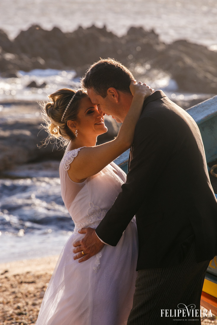 noiva sorrindo enquanto abraça seu noivo que sorri de volta foto feita por felipe vieira fotografo de casamentos em guarapari