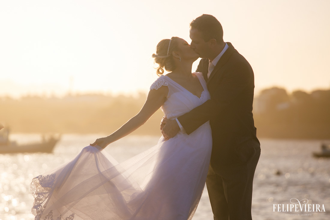 noivos se beijando com vestido ao vento foto feita por felipe vieira fotografo de casamentos em guarapari