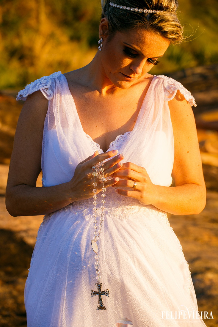 detalhe de terço da noiva à luz do pôr do sol foto feita por felipe vieira fotografo de casamentos em guarapari