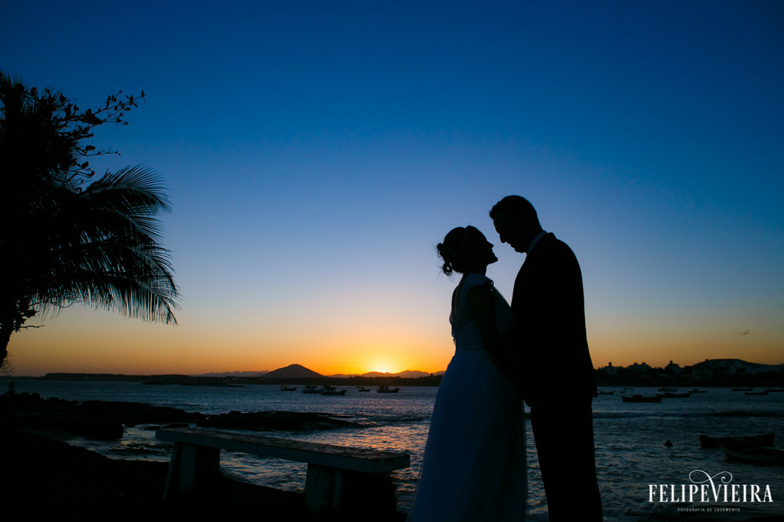 fim de tarde em meaípe com pôr do sol e silhueta dos noivos foto feita por felipe vieira fotografo de casamentos em guarapari