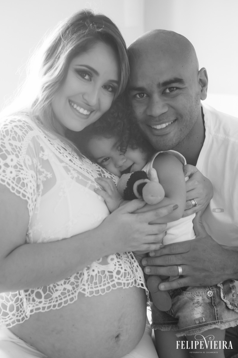 familia abraçada e esperando para crescer em foto feita por felipe vieira fotógrafo em guarapari espírito santo