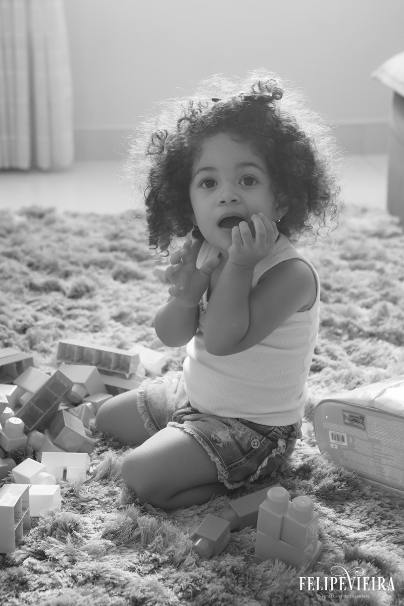garotinha brincando com peças de lego em foto feita por felipe vieira fotógrafo em guarapari espírito santo
