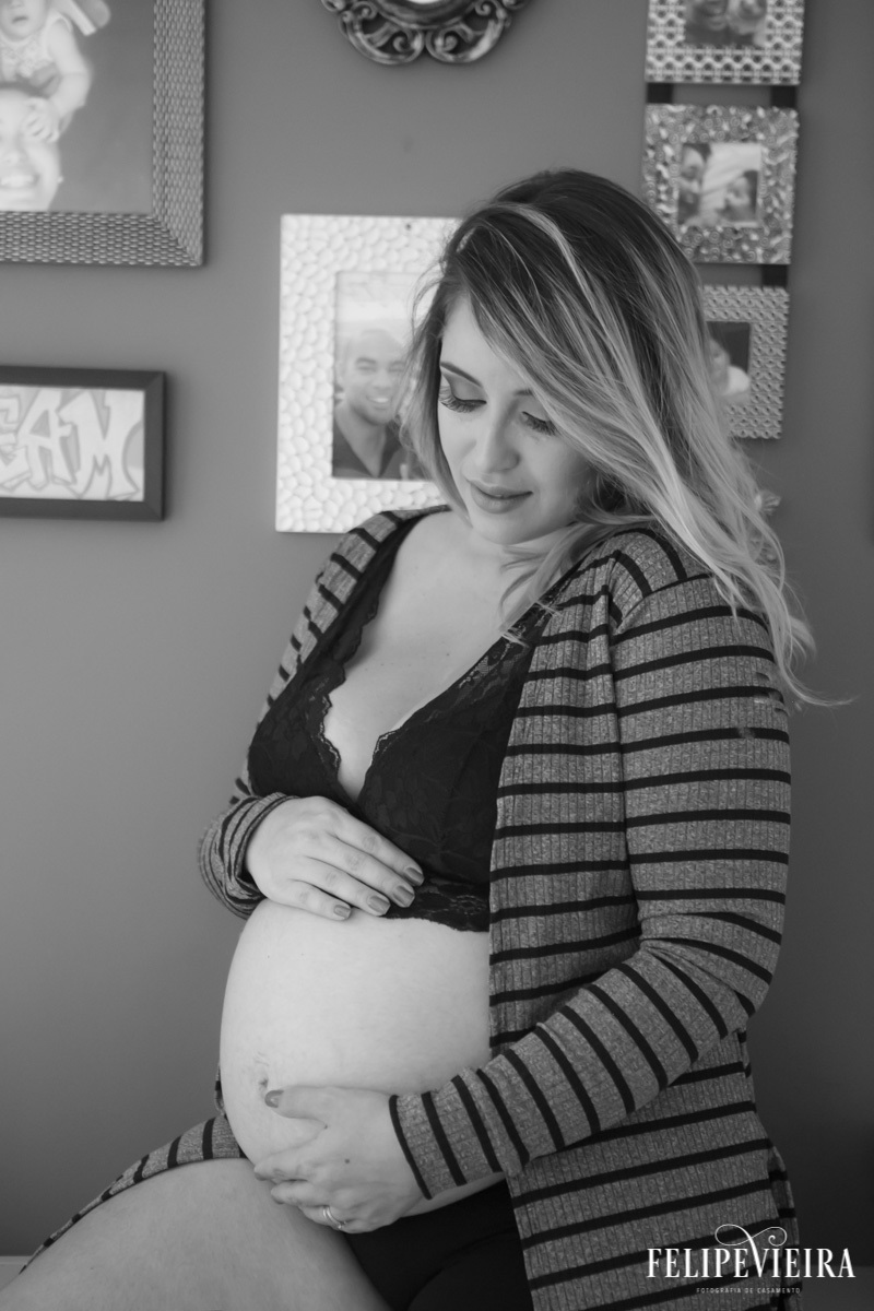 gestante com top preto em foto em foto em preto e branco em foto feita por felipe vieira fotógrafo em guarapari espírito santo