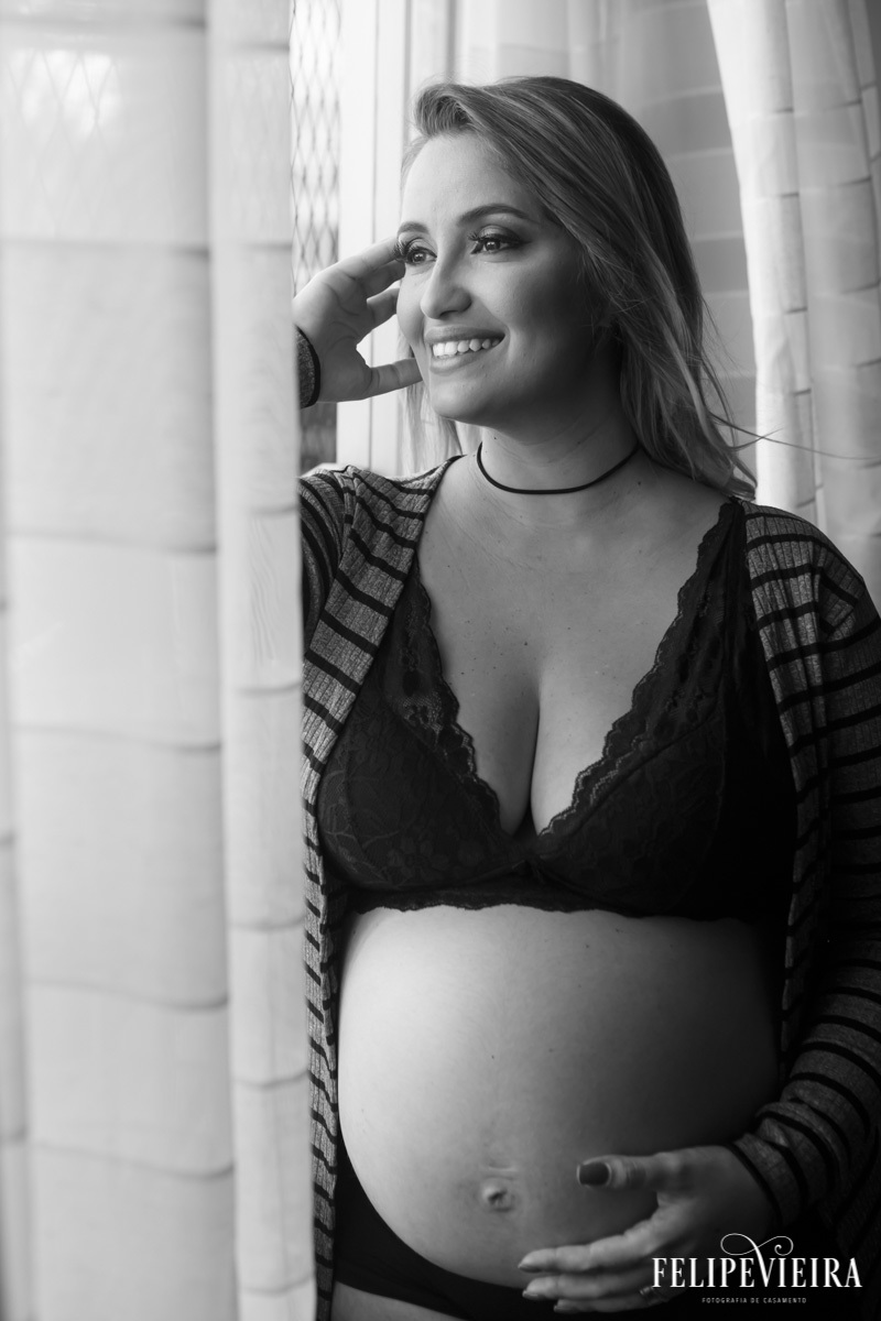 gestante de topper preto e detalhe para a barriga em foto feita por felipe vieira fotógrafo em guarapari espírito santo