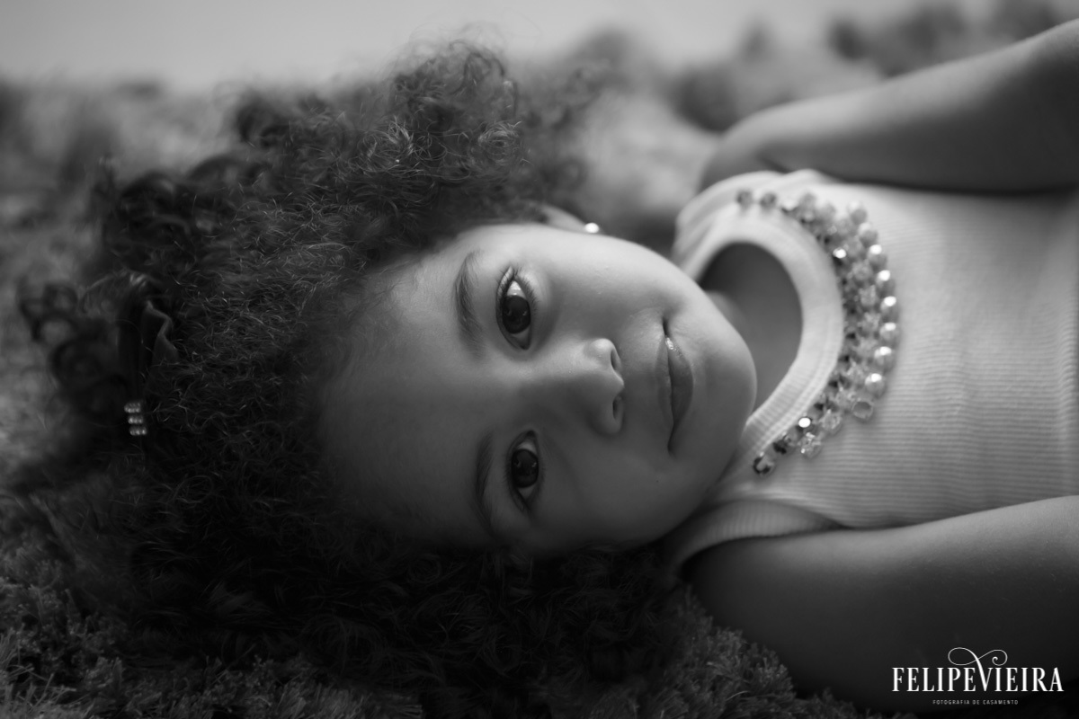 detalhe da filha deitada em foto em preto e branco em foto feita por felipe vieira fotógrafo em guarapari espírito santo