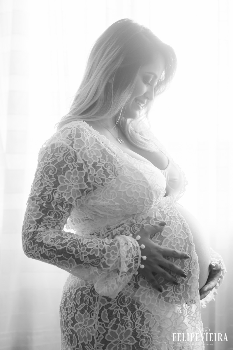 foto de gestante com detalhes para a camisa de mangas compridas com flores em foto feita por felipe vieira fotógrafo em guarapari espírito santo