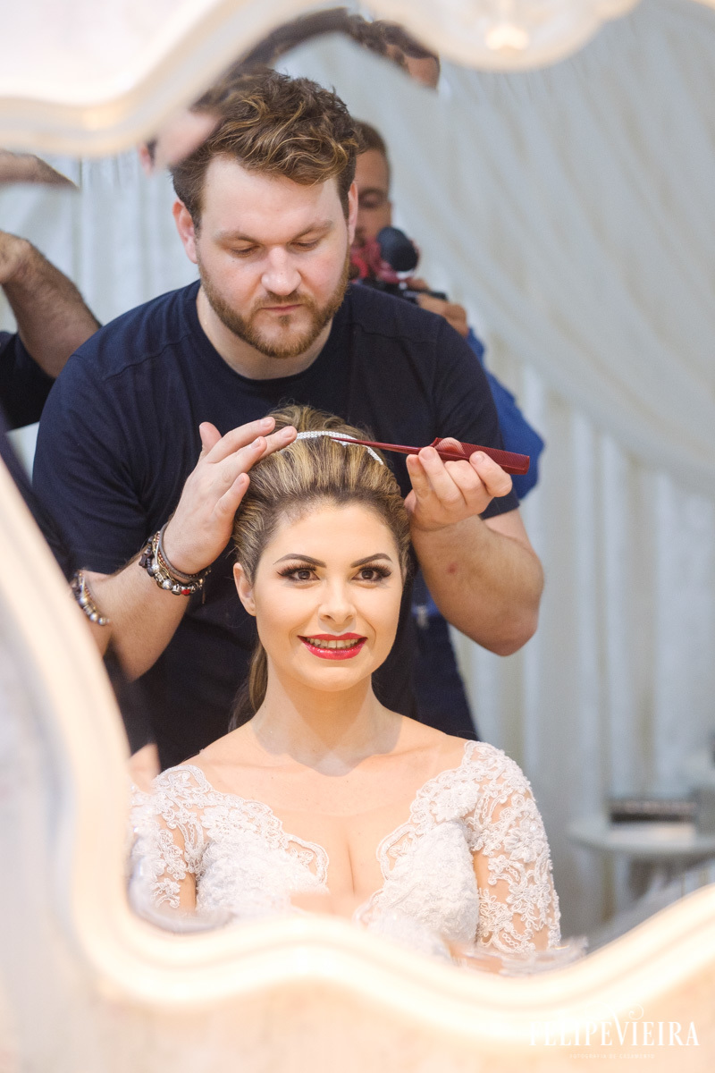 detalhe do penteado da noiva sendo feito foto felipe vieira fotografo de casamentos guarapari
