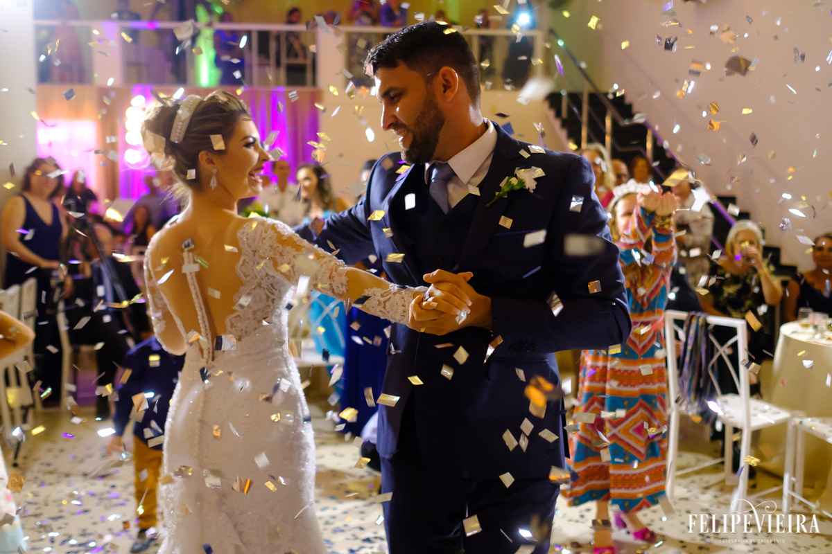 noivos fazendo sua primeira dança embaixo da chuva de papel foto felipe vieira fotografo de casamentos guarapari