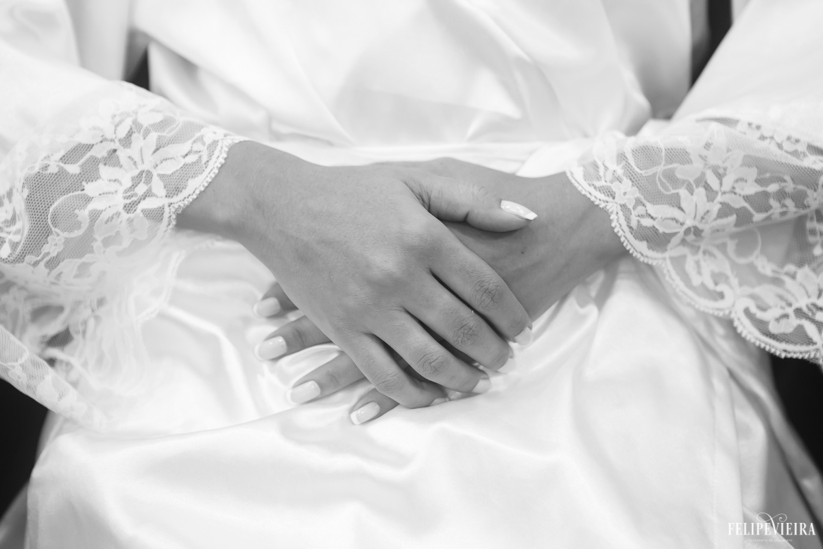 detalhe de roupão e unhas da noiva em foto em preto e branco em feita por Felipe Vieira fotografo de casamentos em guarapari e grande vitória