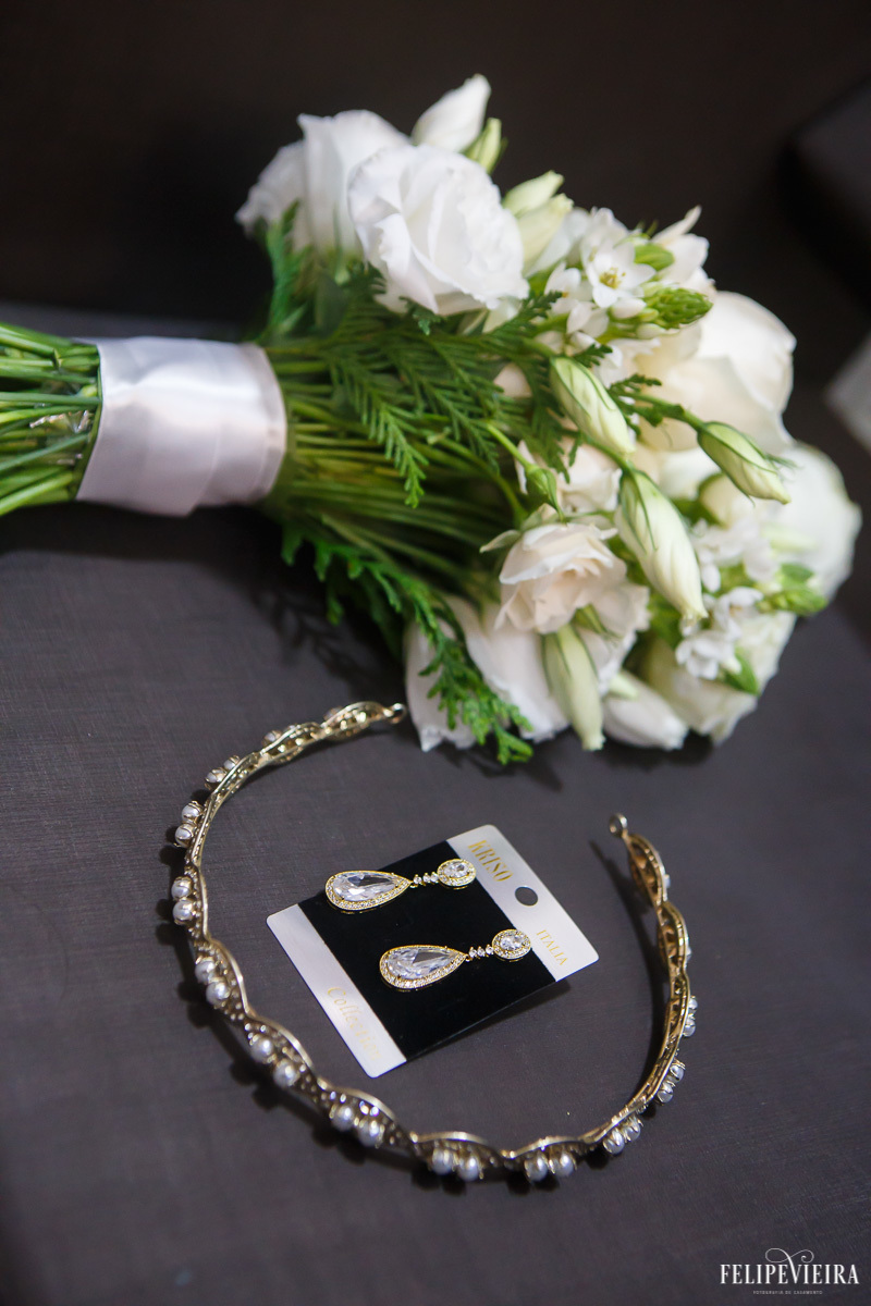 foto com buquê e jóias da noiva em feita por Felipe Vieira fotografo de casamentos em guarapari e grande vitória