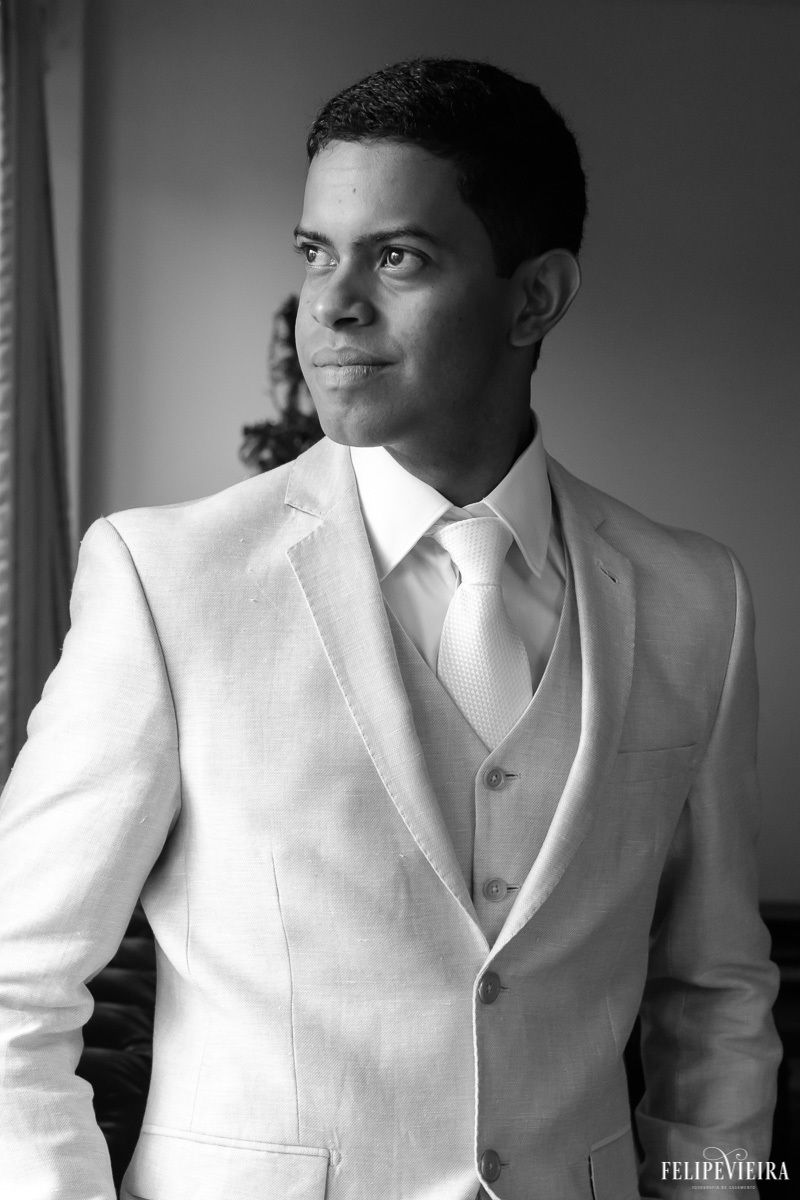 detalhes do terno do noivo em retrato em preto e branco em feita por Felipe Vieira fotografo de casamentos em guarapari e grande vitória