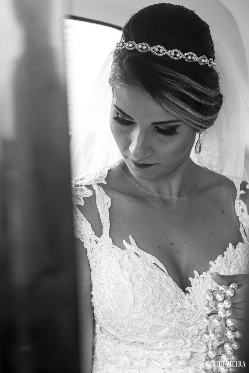 retrato da noiva com detalhes do vestidos em foto em preto e branco em feita por Felipe Vieira fotografo de casamentos em guarapari e grande vitória