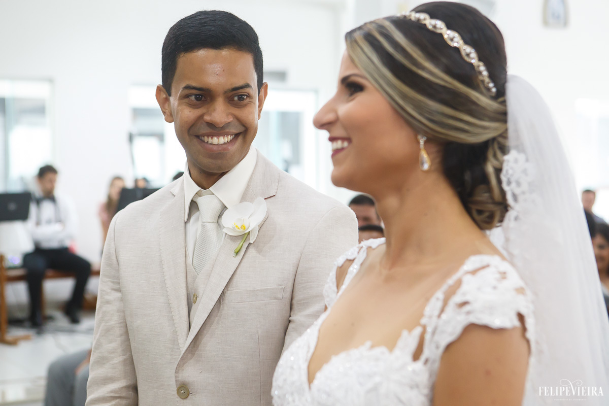 noivo olhando para a noiva no altar e sorrindo em feita por Felipe Vieira fotografo de casamentos em guarapari e grande vitória