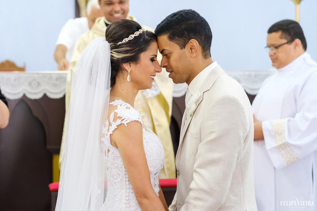 noivos no altar com as testas encostadas uma na outra em feita por Felipe Vieira fotografo de casamentos em guarapari e grande vitória