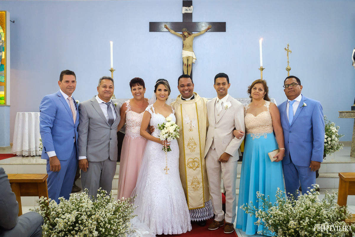 foto com as familias dos noivos e o padre no altar em feita por Felipe Vieira fotografo de casamentos em guarapari e grande vitória