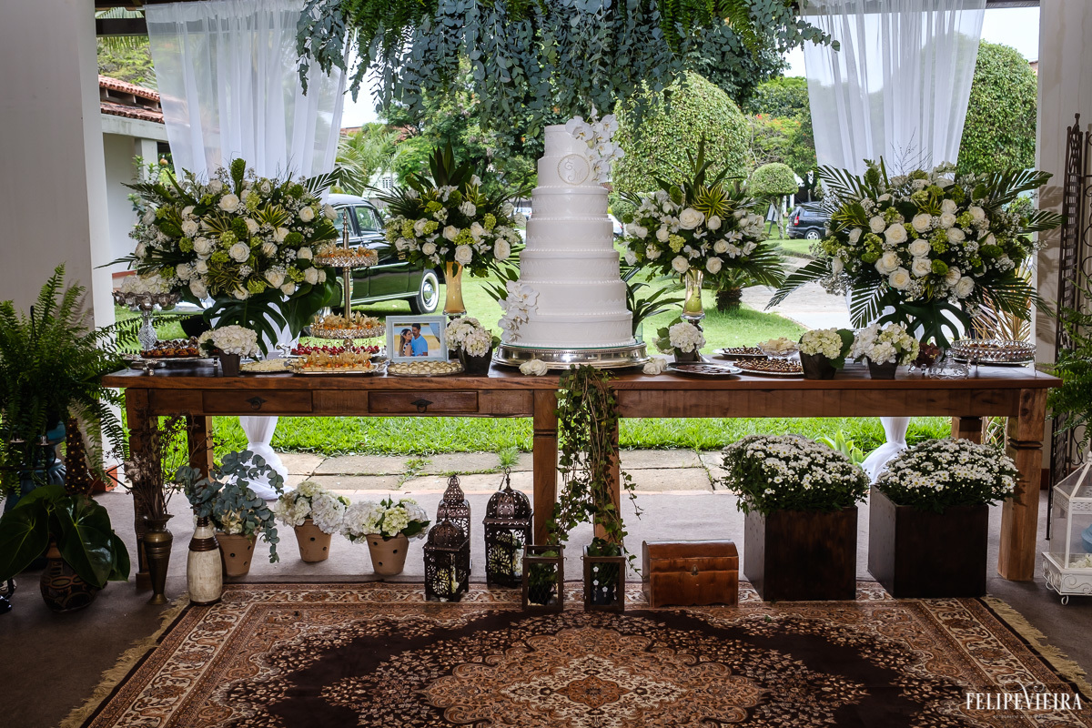 Detalhes da mesa do casamento decorada com o bolo em feita por Felipe Vieira fotografo de casamentos em guarapari e grande vitória
