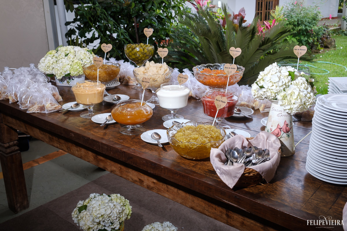 detalhes dos doces da mesa do bolo em feita por Felipe Vieira fotografo de casamentos em guarapari e grande vitória