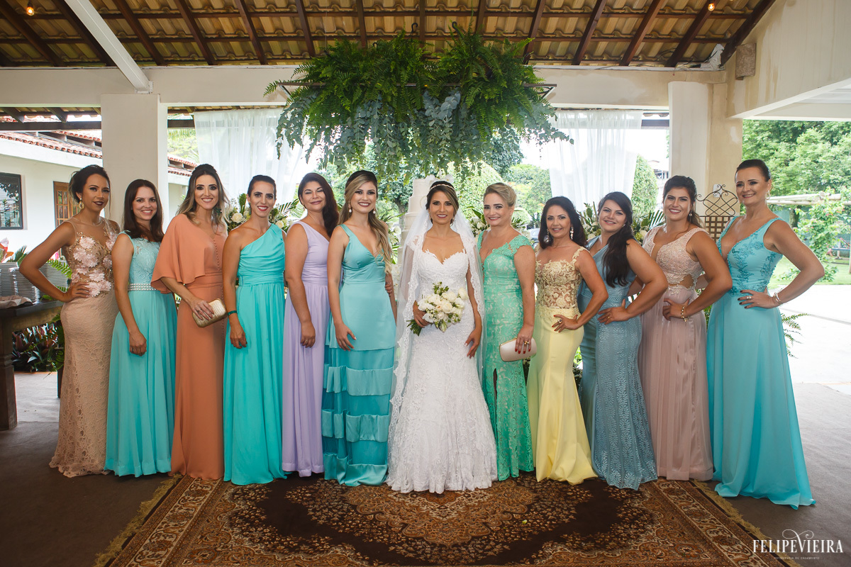 Noiva com suas madrinhas na festa em feita por Felipe Vieira fotografo de casamentos em guarapari e grande vitória
