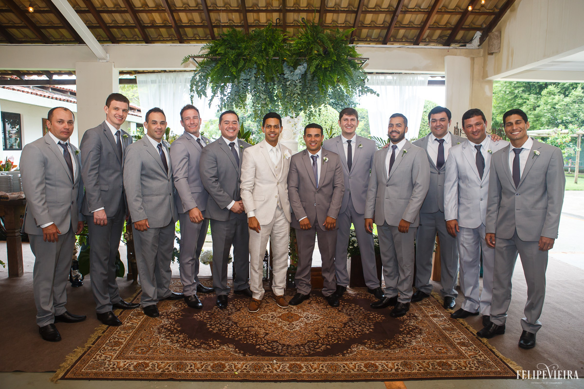 Noivo com seus padrinhos na festa em feita por Felipe Vieira fotografo de casamentos em guarapari e grande vitória
