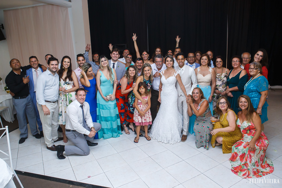 foto ao fim da festa com os convidados em feita por Felipe Vieira fotografo de casamentos em guarapari e grande vitória
