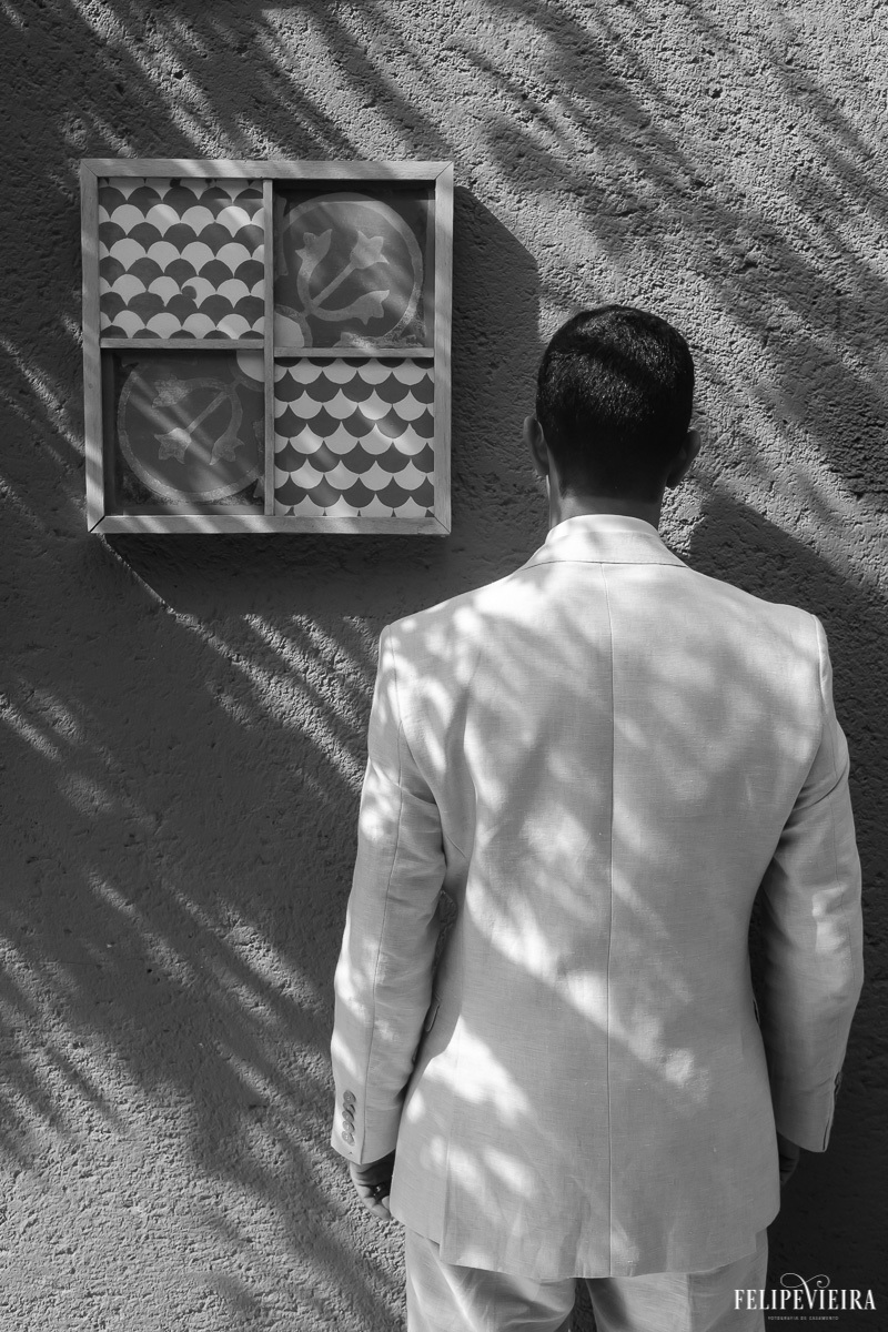 detalhes das costas do terno do noivo e detalhes de quadro em ensaio externo em feita por Felipe Vieira fotografo de casamentos em guarapari e grande vitória