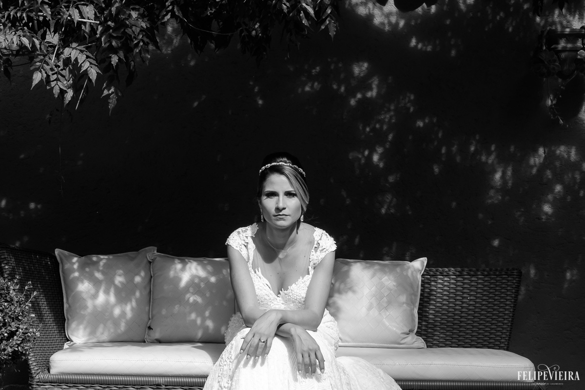 noiva de pernas cruzadas e sentada em retrato em preto e branco em ensaio externo em feita por Felipe Vieira fotografo de casamentos em guarapari e grande vitória