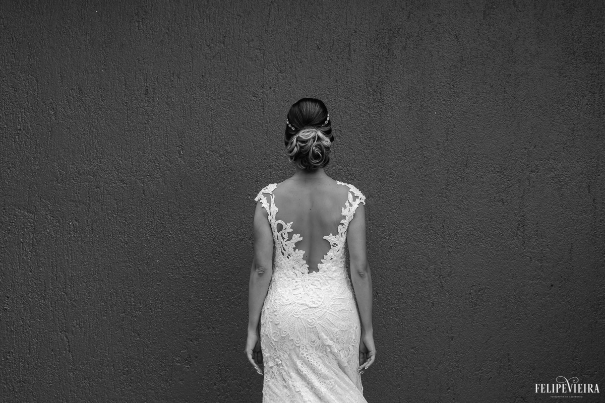 detalhes das costas do vestido da noiva em foto em preto e branco em ensaio externo em feita por Felipe Vieira fotografo de casamentos em guarapari e grande vitória