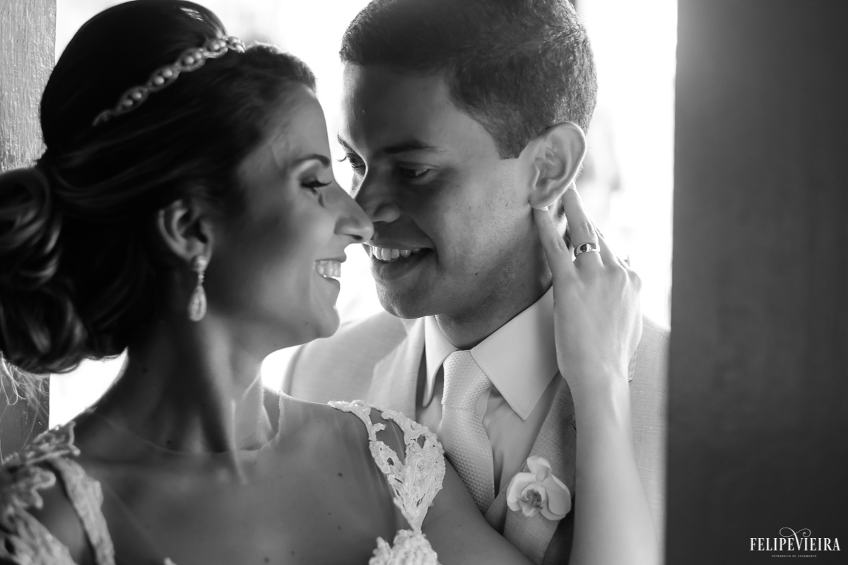 noivos sorrindo e olhando um para o outro em ensaio externo em feita por Felipe Vieira fotografo de casamentos em guarapari e grande vitória