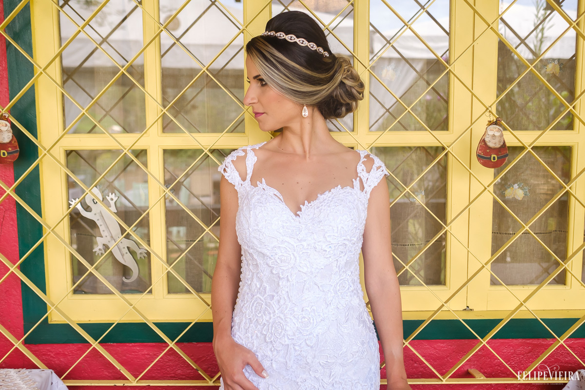noiva em frente a uma janela com uma brincadeira de cores em ensaio externo em feita por Felipe Vieira fotografo de casamentos em guarapari e grande vitória