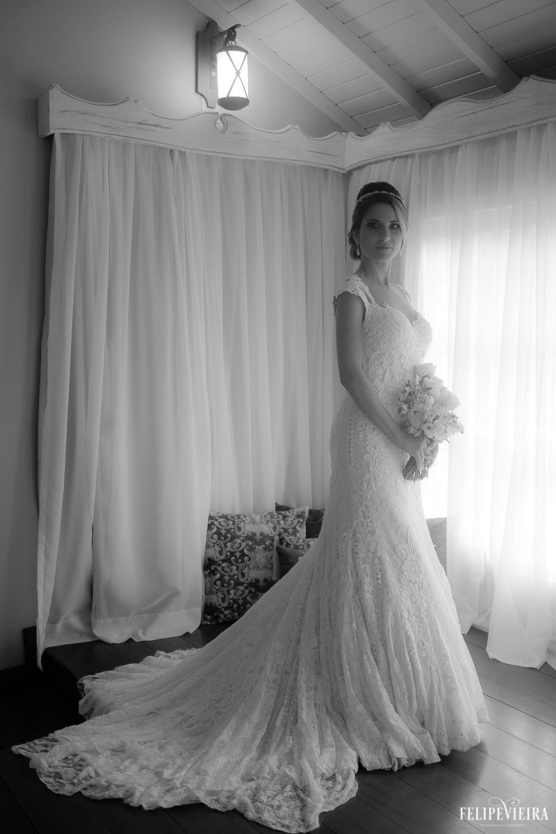 retrato da noiva com detalhes do vestido em foto em preto e branco em ensaio externo em feita por Felipe Vieira fotografo de casamentos em guarapari e grande vitória