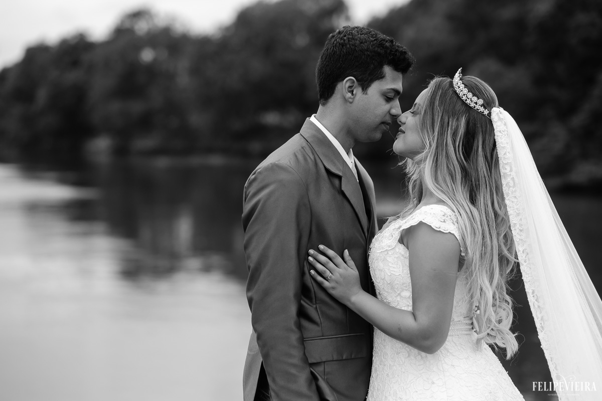 Noivo e noiva de frente um para o outro e sorrindo em foto em preto e branco feita por Felipe Vieira fotografo de casamentos em guarapari e grande vitória