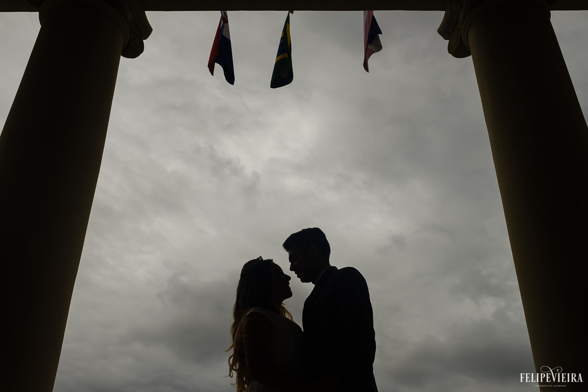 silhueta dos noivos com céu fechado em foto em preto e branco feita por Felipe Vieira fotografo de casamentos em guarapari e grande vitória