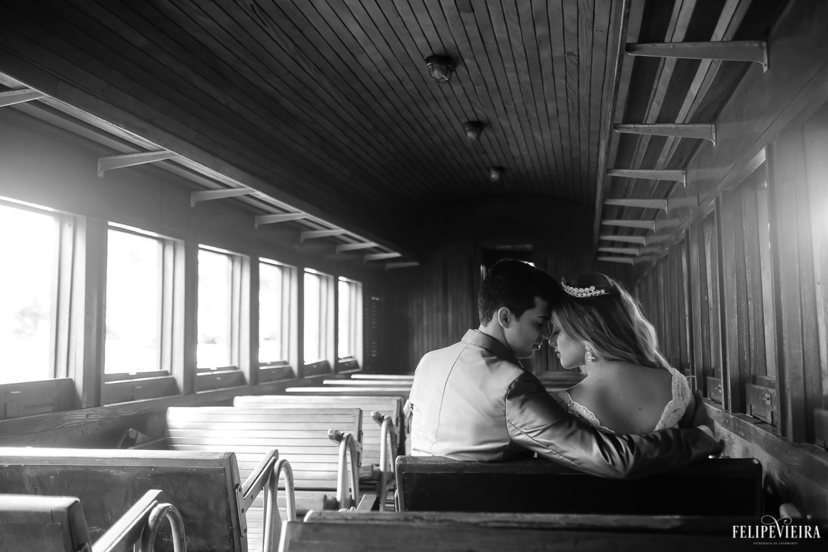 noivos com a testa encostada uma na outra de olhos fechados e sorrindo em foto em preto e branco feita por Felipe Vieira fotografo de casamentos em guarapari e grande vitória