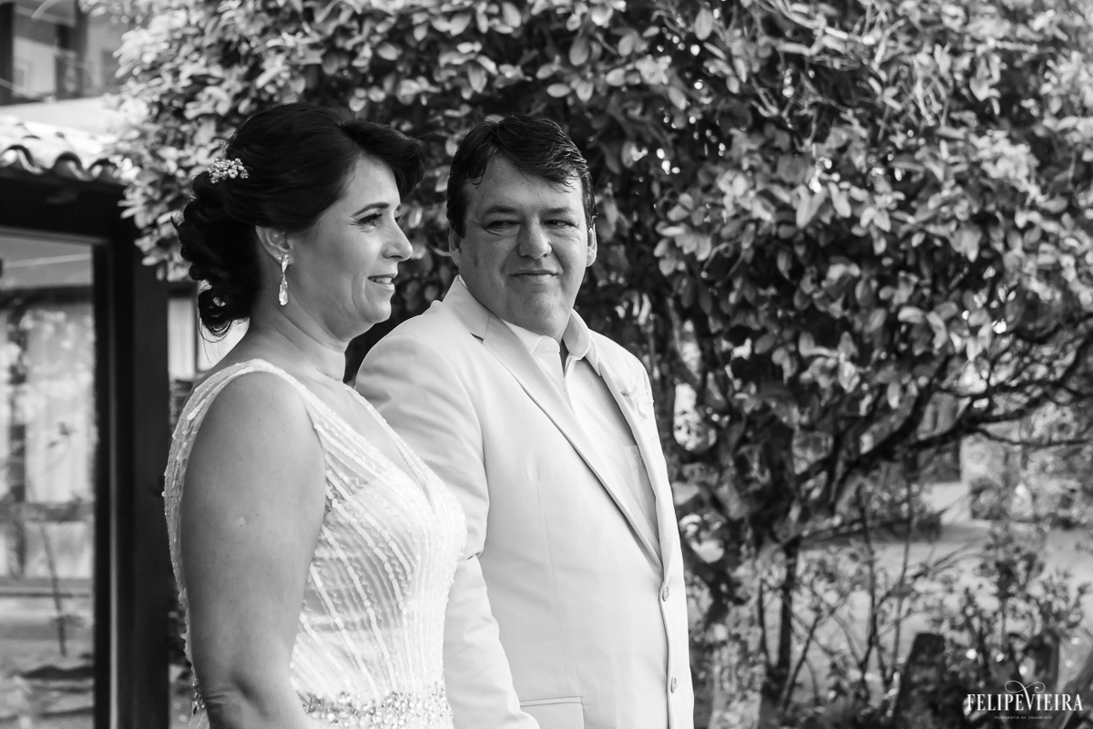 noivo olhando para a sua noiva e sorrindo em foto em preto e branco em feita por Felipe Vieira fotografo de casamentos em guarapari e grande vitória