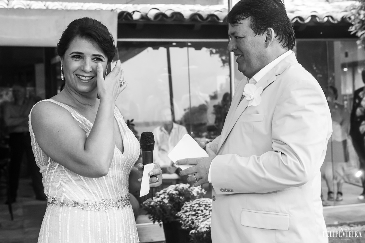 noiva chorando e enxugando suas lágrimas na cerimônia em feita por Felipe Vieira fotografo de casamentos em guarapari e grande vitória